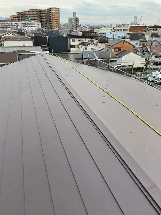 宝塚市で屋根カバー工事を行った後の長期保証が付くガルバリウム鋼板屋根材